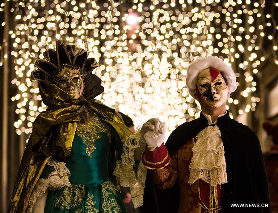 ITALY-VENICE-CARNIVAL-REVELERS