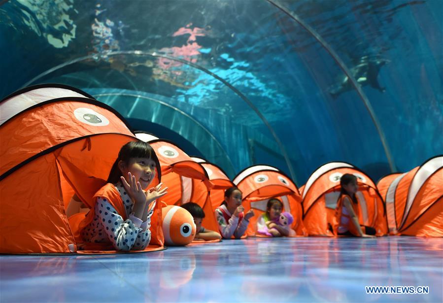 CHINA-QINGDAO-OCEAN PARK-CHILDREN-SLEEPOVER (CN)