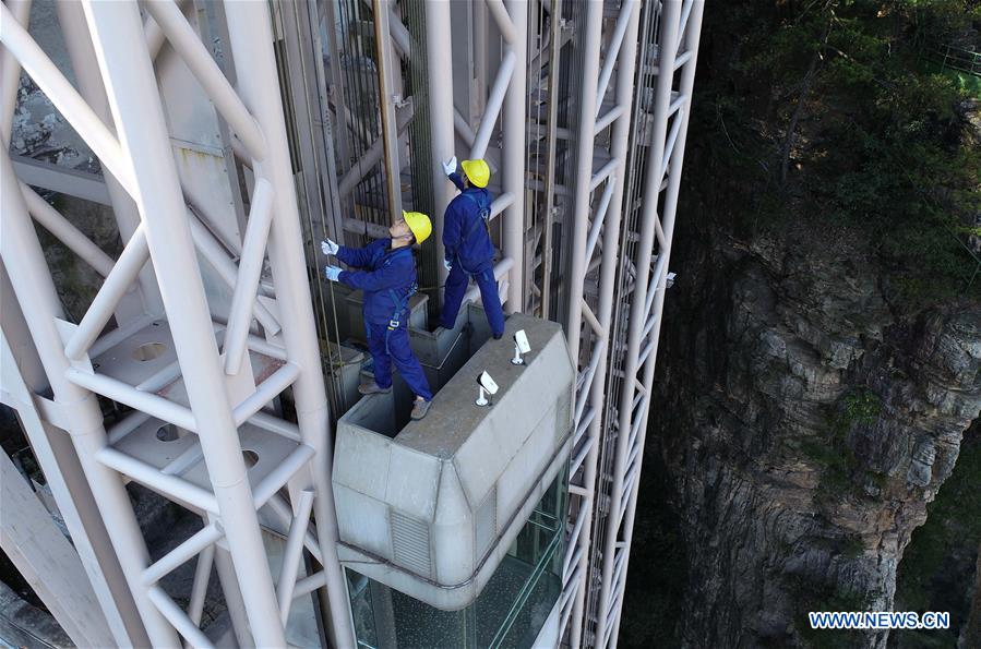 #CHINA-HUNAN-ZHANGJIAJIE-CLIFFSIDE ELEVATOR MECHANIC (CN)