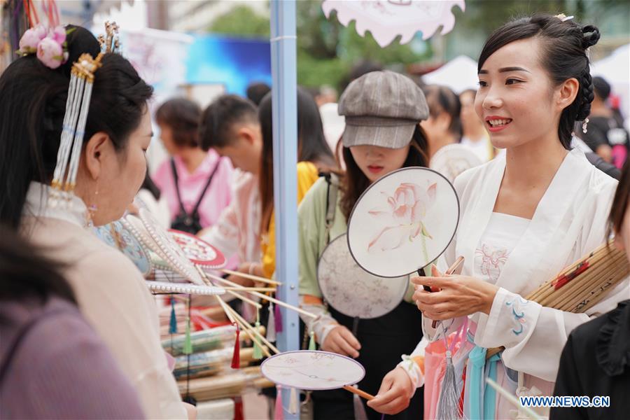 CHINA-YUNNAN-KUNMING-QIXI-TRADITIONAL CLOTHING (CN)