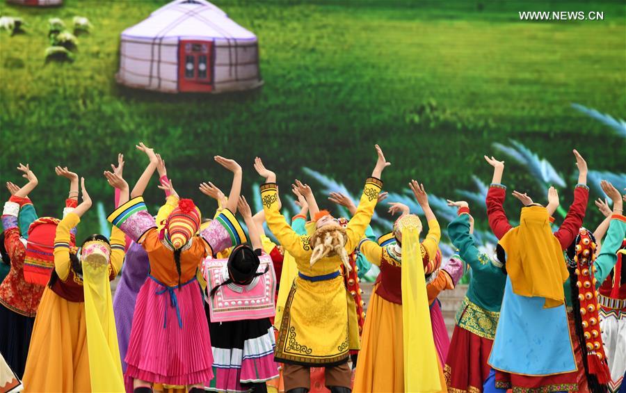 (SP)CHINA-ZHENGZHOU-NATIONAL TRADITIONAL GAMES OF ETHNIC MINORITIES-PERFORMANCE GALA