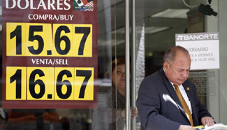 Mexico peso falls against U.S. dollar