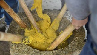 Local people cook trational snacks for Spring Festival