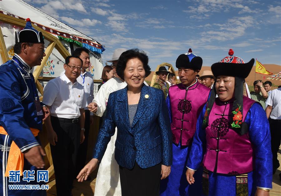 8月10日，中共中央政治局委员、中央统战部部长、中央代表团副团长孙春兰率中央代表团三分团继续在内蒙古自治区阿拉善盟看望慰问，把以习近平同志为核心的党中央的亲切关怀和全国各族人民的美好祝福带给阿拉善各族各界干部群众。这是孙春兰在牧民张辉生（右二）家了解生产生活情况。新华社记者 任军川 摄