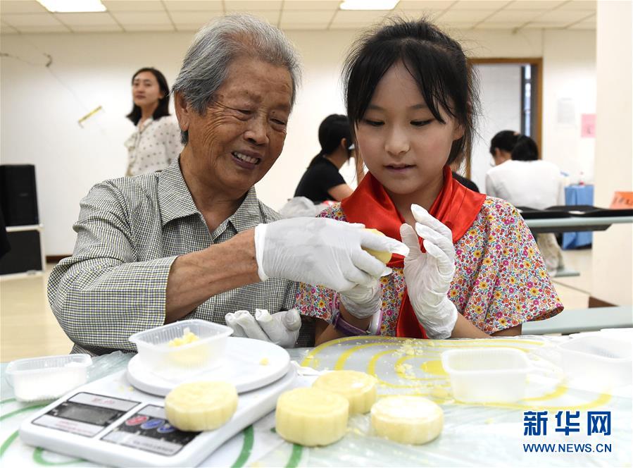 （社会）（3）南京：爱心人士与南京大屠杀幸存者共迎中秋