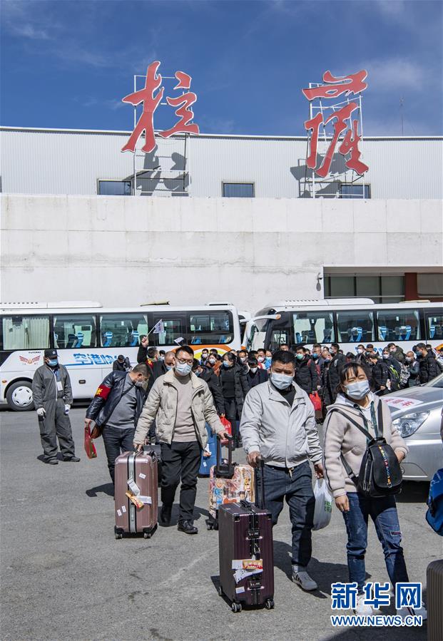 （聚焦疫情防控·图文互动）（2）“我们也想着早日复工”——127名农民工乘坐包机返藏复工侧记