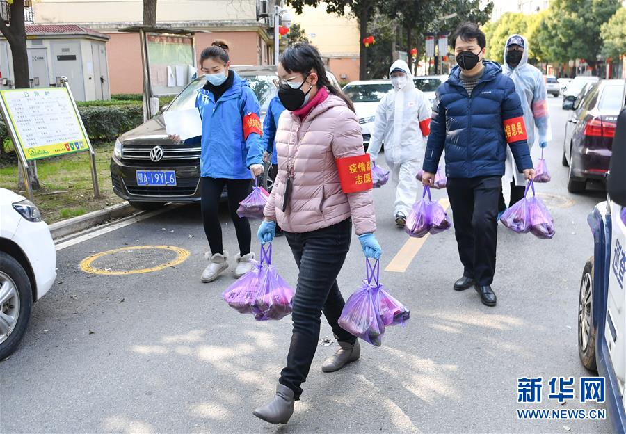 （新华全媒头条·在习近平新时代中国特色社会主义思想指引下——新时代新作为新篇章·图文互动）（3）同心战“疫”彰显人民至上——各地各部门贯彻落实习近平总书记重要指示精神统筹推进疫情防控和经济社会发展 