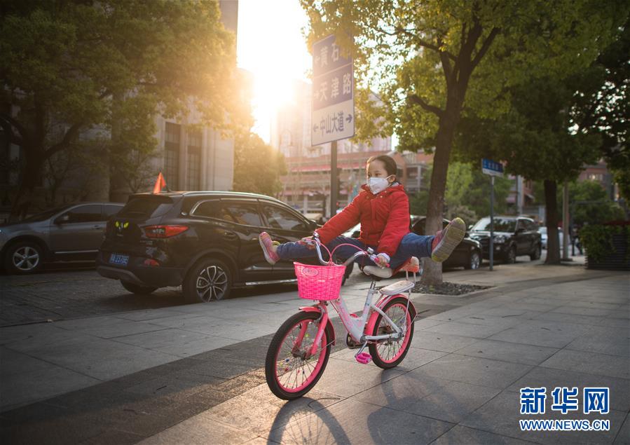 （在习近平新时代中国特色社会主义思想指引下——新时代新作为新篇章·习近平总书记关切事·图文互动）（1）疫情防控不减压　复工复产正加速——武汉“解封”满月观察