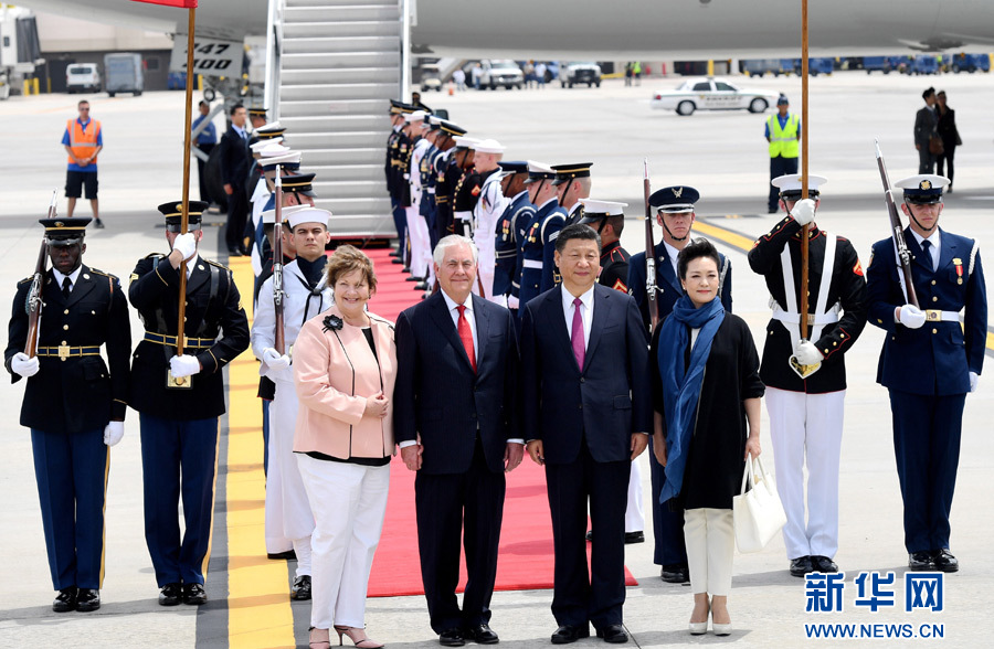 4月6日，国家主席习近平乘专机抵达美国佛罗里达州，将在海湖庄园同美国总统特朗普举行中美元首会晤。习近平和夫人彭丽媛受到美国国务卿蒂勒森夫妇等热情迎接。新华社记者 吴晓凌 摄